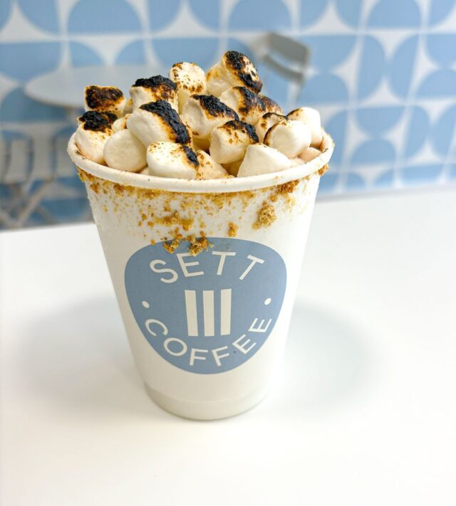 S’mores Hot Chocolate or Peppermint Hot Chocolate… which one are you choosing? 👇☕️